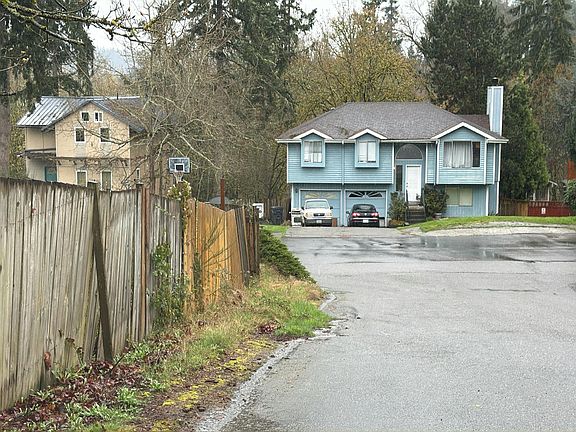 4th image of 1704 Douglas Ct