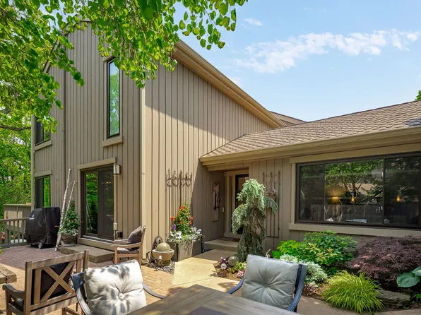 303 Bluff Ct #303, Barrington, IL 60010