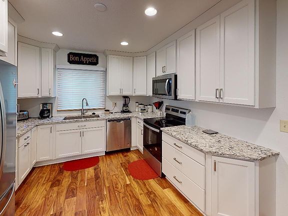5th image of 618 Catalina Ave