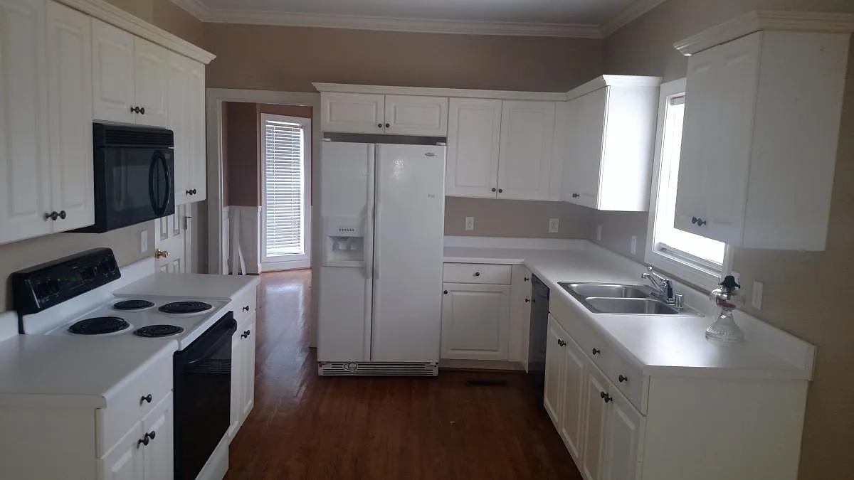4 bed, 2.5 bath, 2400 sqft, $2,400 — Photo 4