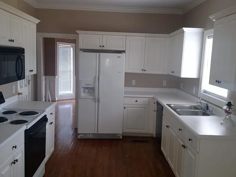 Kitchen with oven, microwave, DW and refridgerator