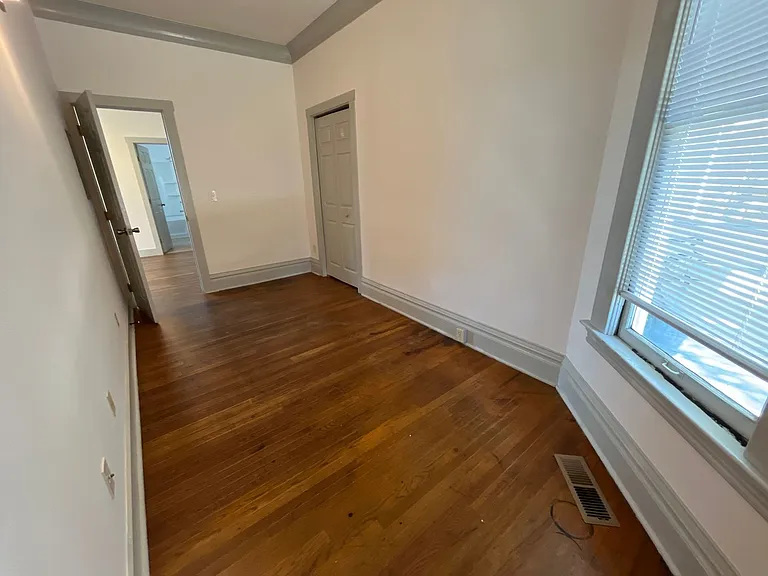 511 E Chestnut St — Photo 17