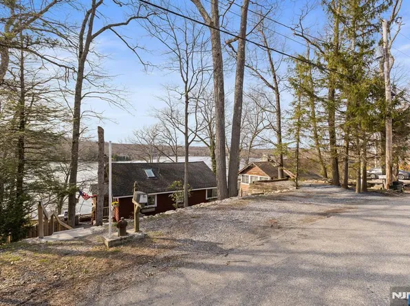 1001 Lakeside Dr E, Highland Lakes, NJ 07422