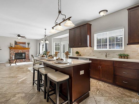 4th image of 826 Summit Glen Ct