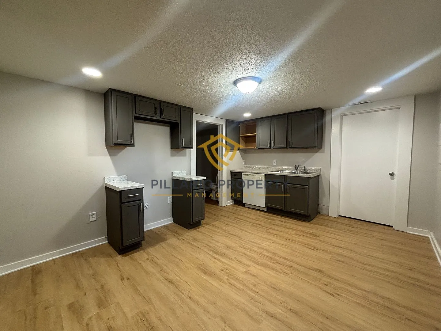 Updated 2 Bedroom with Spacious Yard on the Southwest Side, Available NOW! — Photo 3