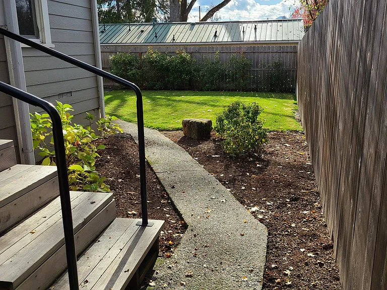 1111 SW Foundry St — Photo 12