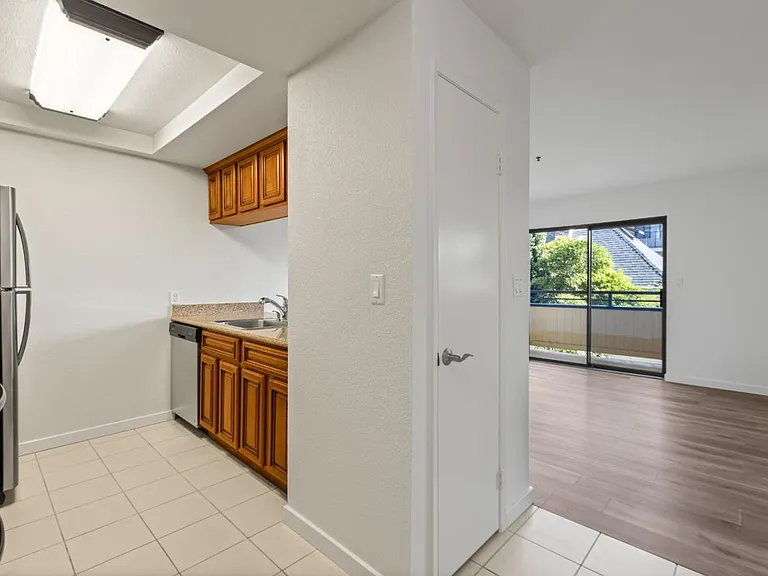 324 Catalpa St #205 — Photo 13