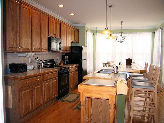 Tons of storage and workspace in this kitchen!