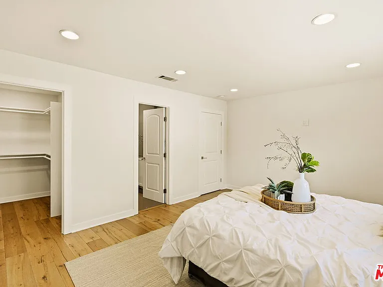 1026 S Windsor Blvd — Photo 30