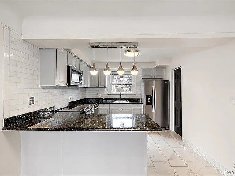 2046 Yorkshire Rd — Photo 8