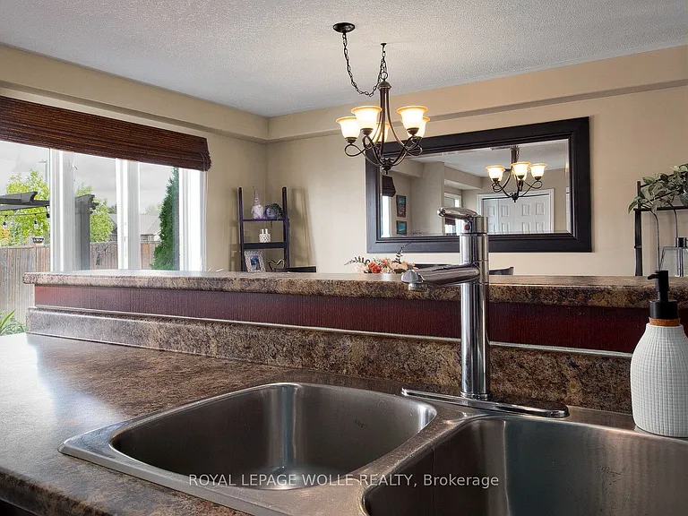 511 Victoria Rd N — Photo 10