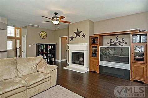 4th image of 2804 Vail Dr