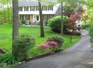 18 Hickory Ln, New Fairfield, CT 06812