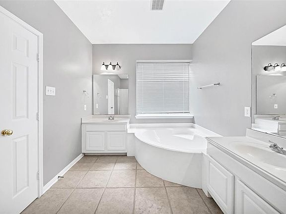 5th image of 15707 Rosewood Hill Ct