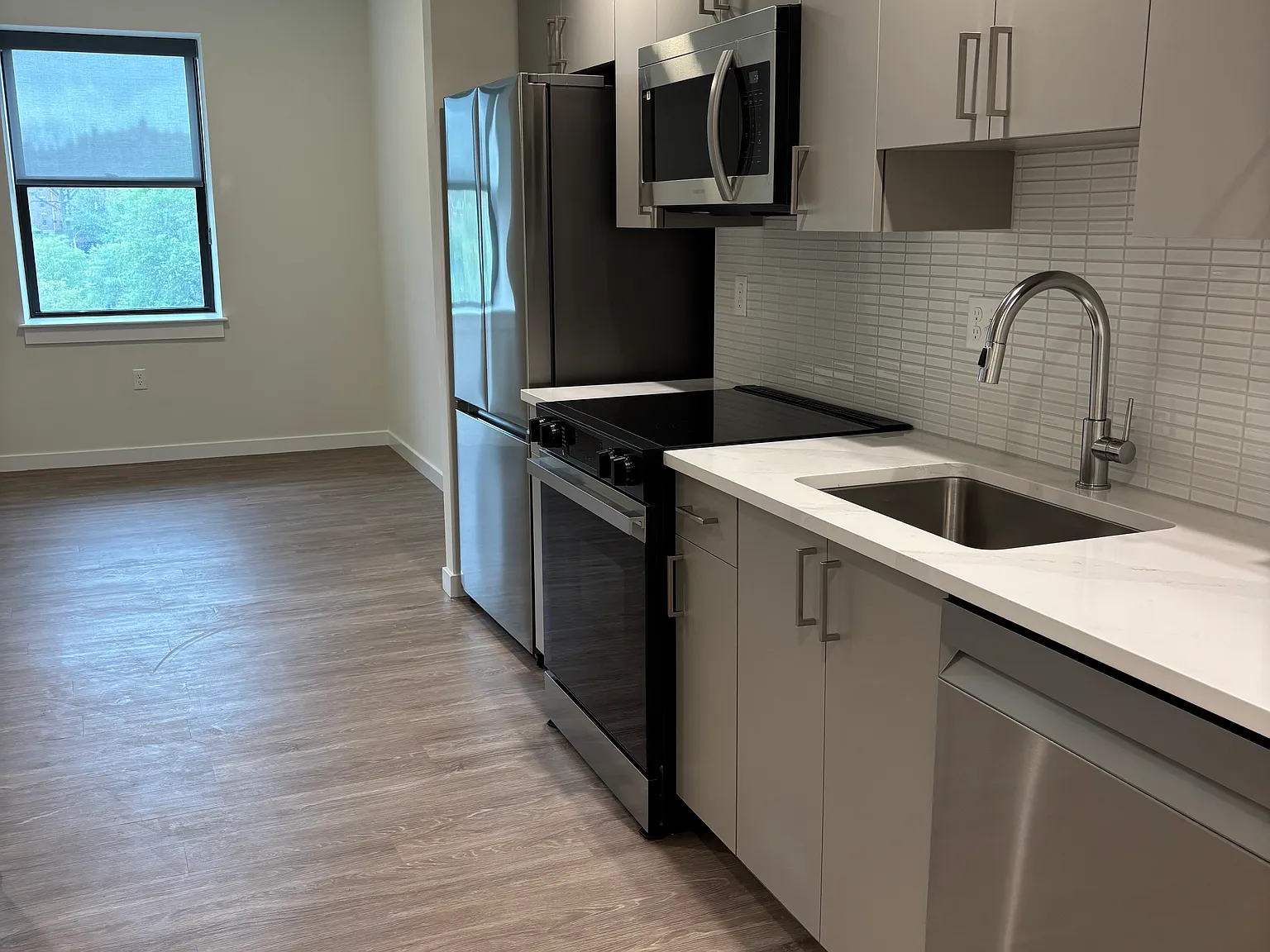 4 bed, 914 sqft, $6,900 — Photo 3