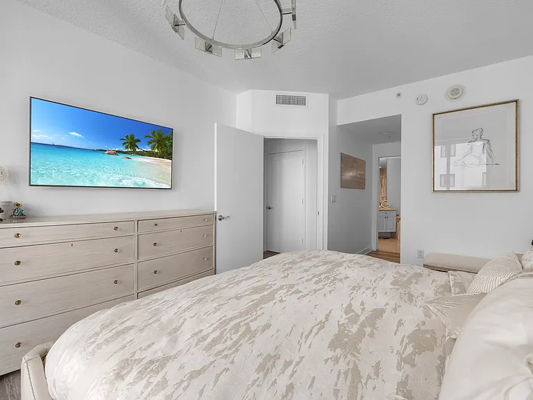 111 SE 8th Ave #705 — Photo 4