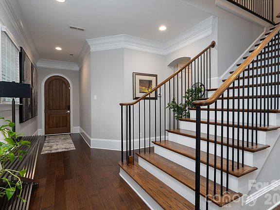 5th image of 5041 Vernet Ln