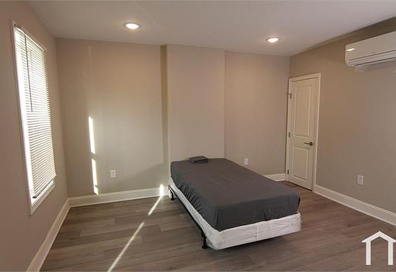 4th image of 4707 Penn St #B1
