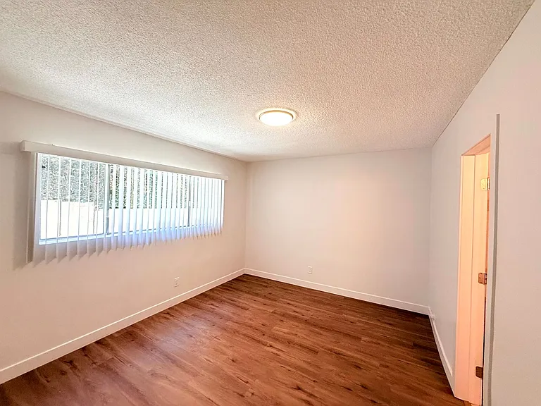 853 W Beach Avenue — Photo 18
