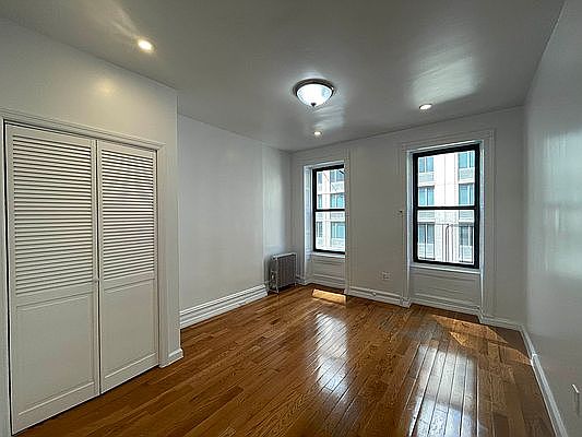 2nd image of 332 W 37th St APT 5FW