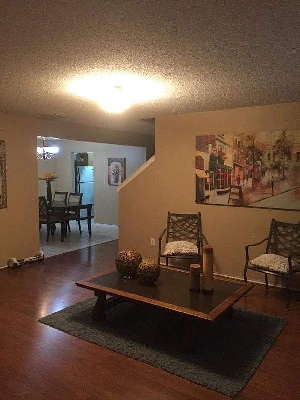 4 bed, 2300 sqft, $2,200 — Photo 3