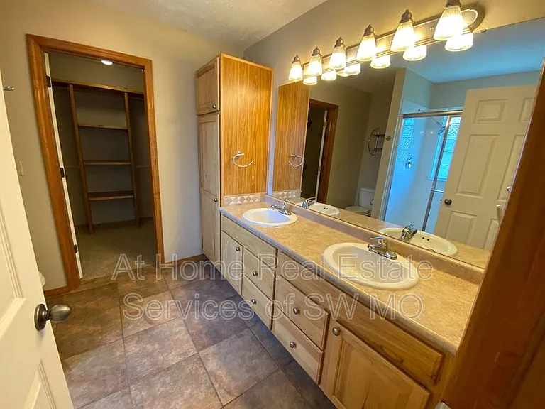 3551 E Woodside St — Photo 18