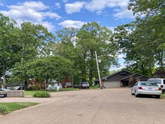 Exterior Neighborhood (street photo)