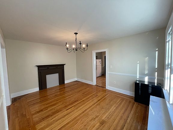 5th image of 19 Winnett St Unit 1