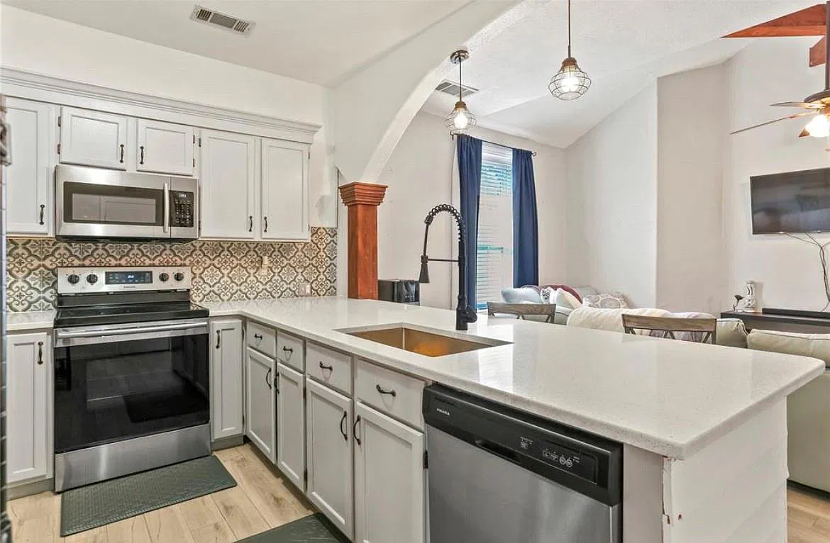 3 bed, 1192 sqft, $2,000 — Photo 3