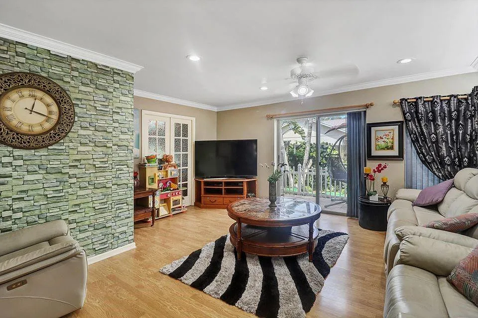 3 bed, 2.5 bath, 1894 sqft, $6,900 — Photo 3