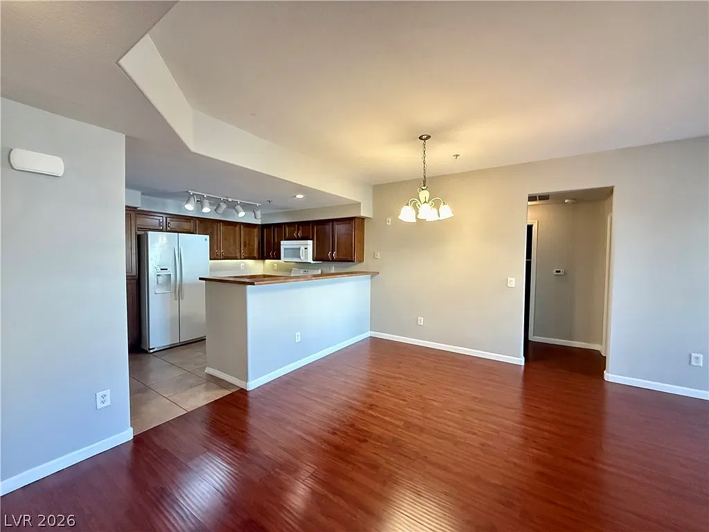 3 bed, 2.0 bath, 1308 sqft, $1,900 — Photo 3