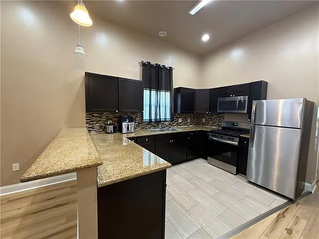 2233 Franklin Ave — Photo 5