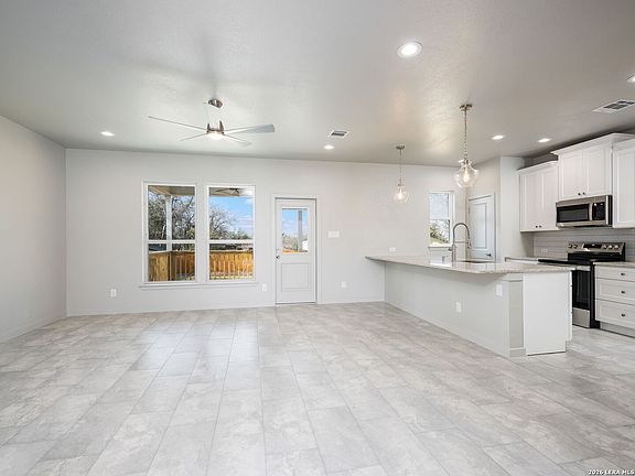 5th image of 14657 Main St