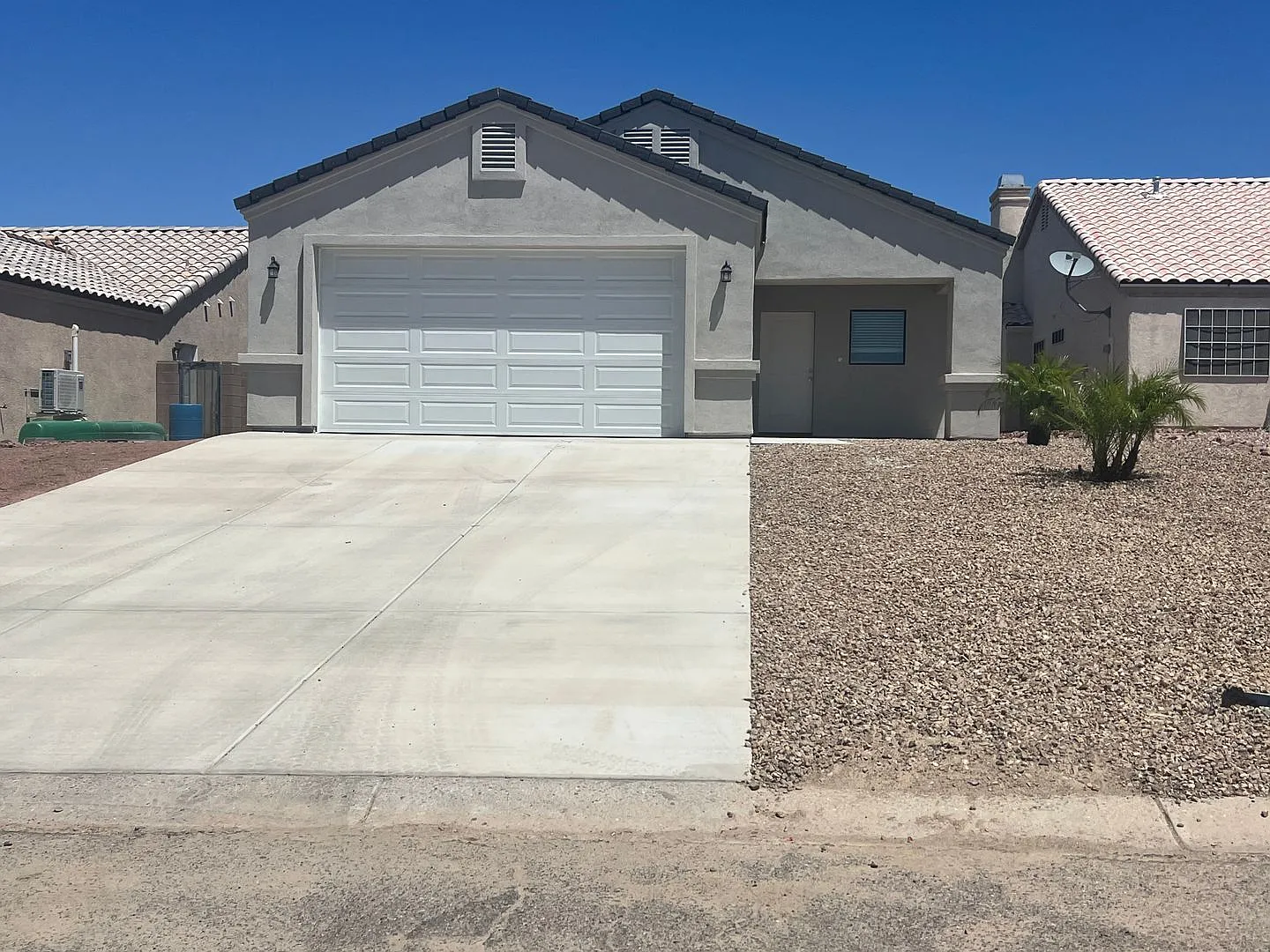 3 Bedroom House Located In Desert Lakes — Photo 1