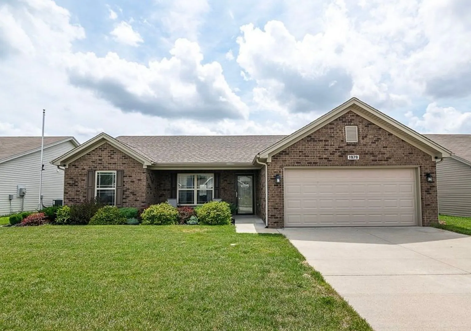 3BR/2BA Home with Two Car Garage, Fenced Back Yard For Rent in Jeffersonville! — Photo 1