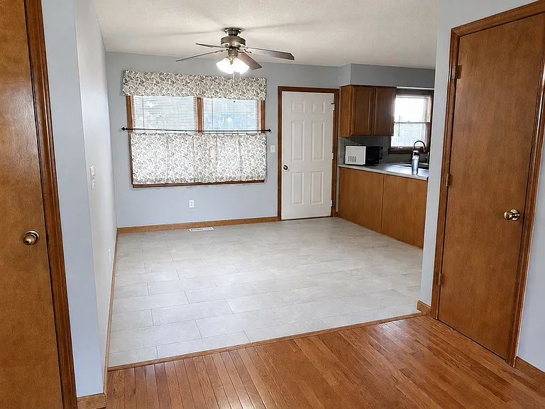 227 E Colleen Dr — Photo 3