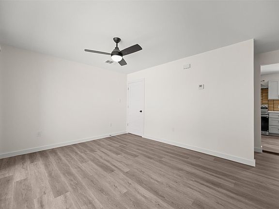 4th image of 3838 Daphne St