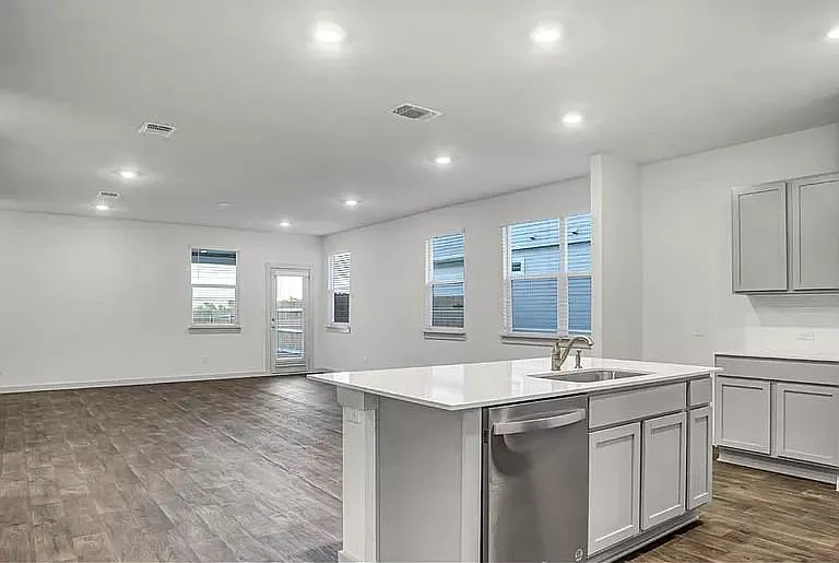 10601 Seguin St — Photo 5