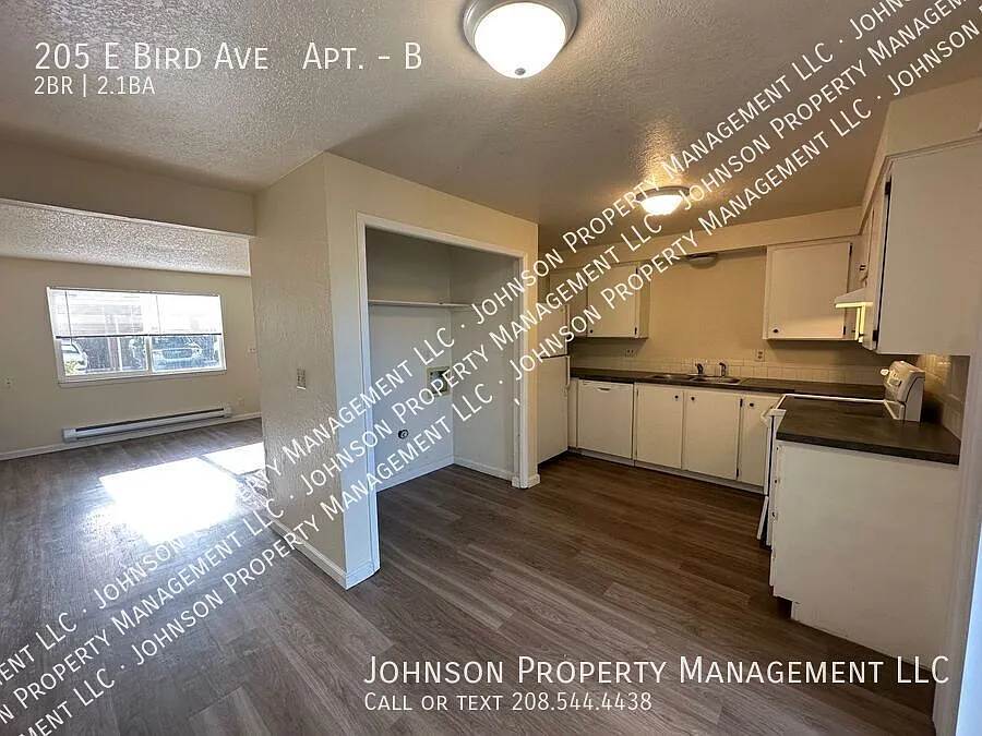 Cozy 2-Bedroom Townhome with Patio and Modern Flooring. — Photo 3