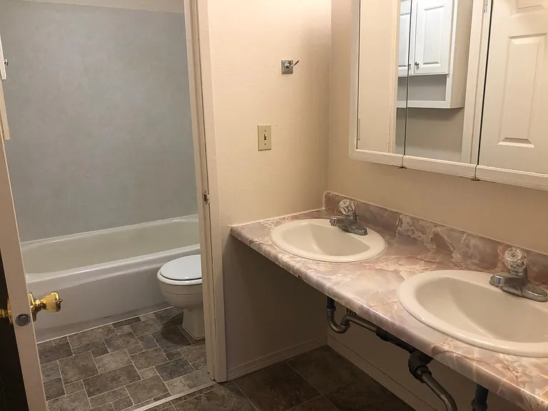 500 NE Maiden Ln #9 — Photo 6