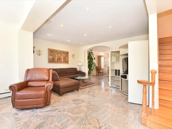 33-16 24th Avenue image 5 of 41