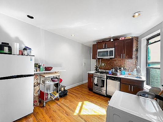 1st image of 70 W 109th St #15