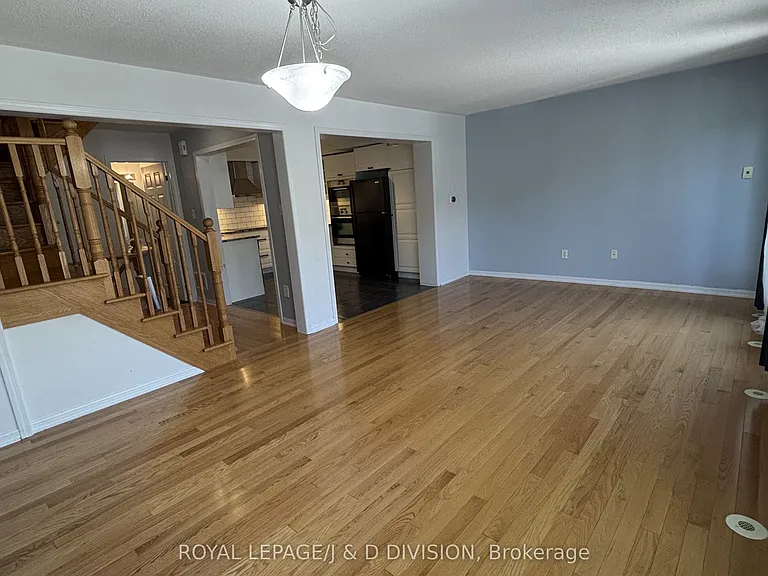 52 Ayers Cres — Photo 9