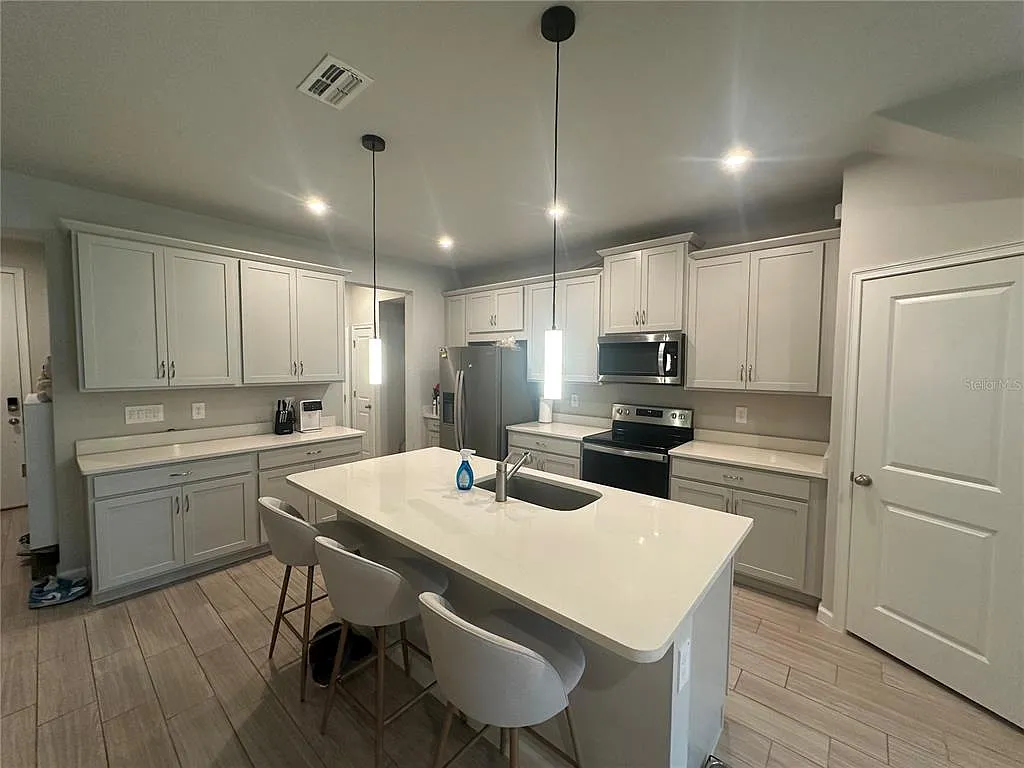 3 bed, 2.5 bath, 1667 sqft, $2,400 — Photo 4