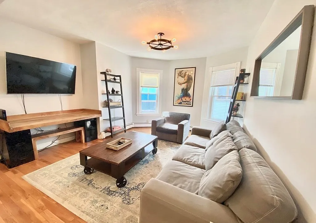 3 bed, 1131 sqft, $4,200 — Photo 1