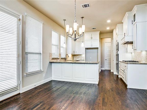 3rd image of 2510 Collins Blvd