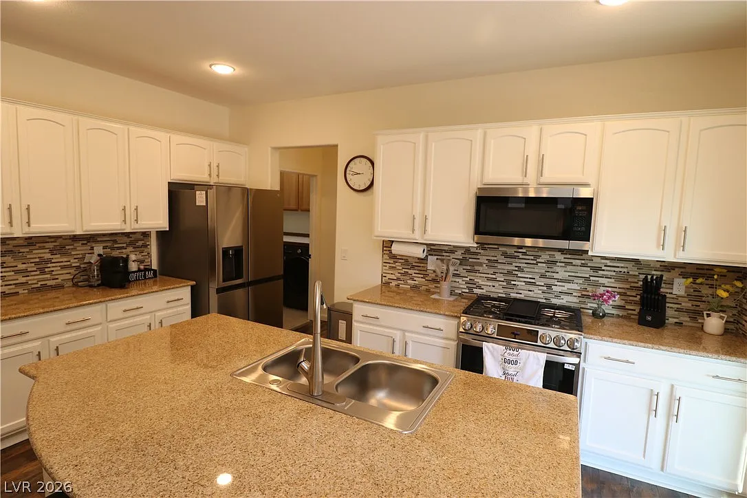 4 bed, 2.5 bath, 2679 sqft, $3,930 — Photo 4