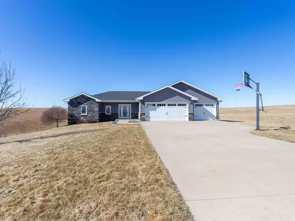 8698 Lillian Ct, East Dubuque, IL 61025