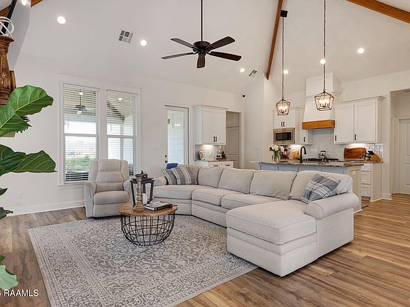 3rd image of 107 Lakes Edge Dr
