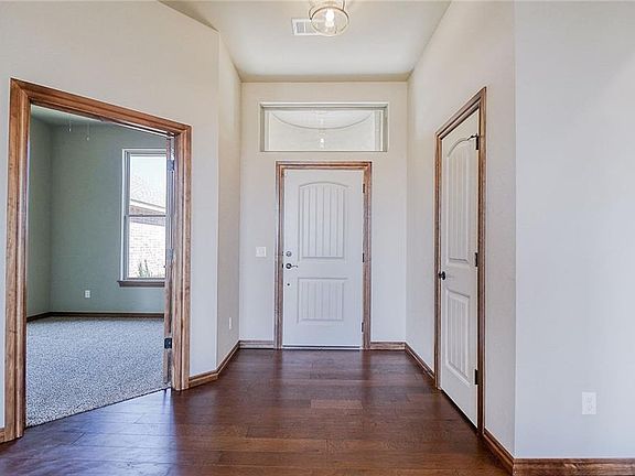 4th image of 520 23rd Ave NE